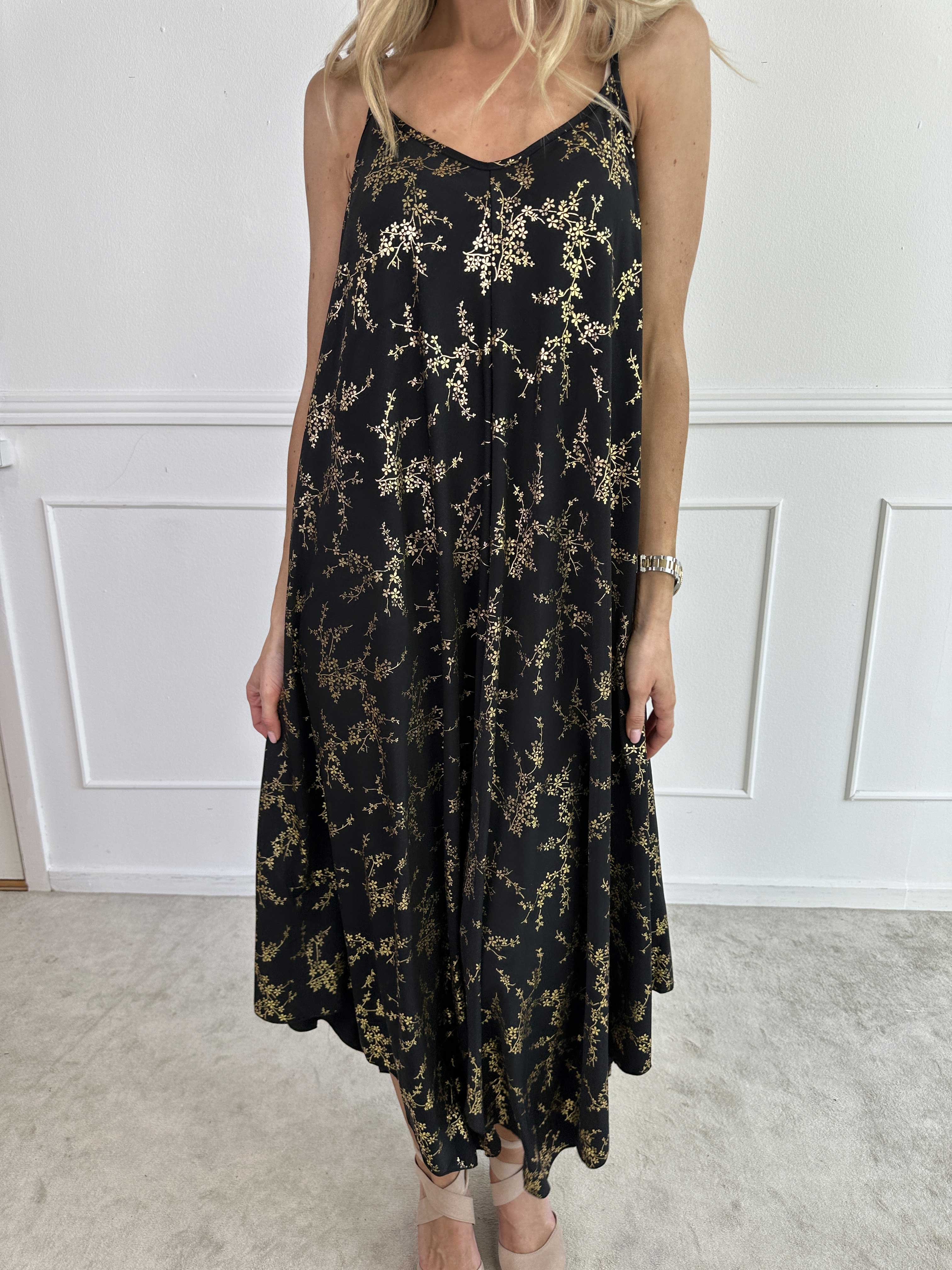 Maisie Gold - Axelremsklänning i elastiskt material med guld mönster